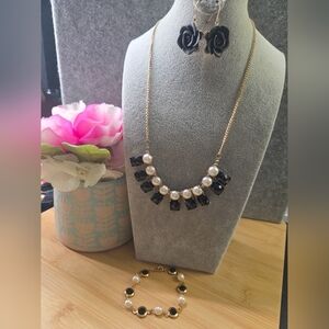 Black and Gold Jewelry Set with Pearls